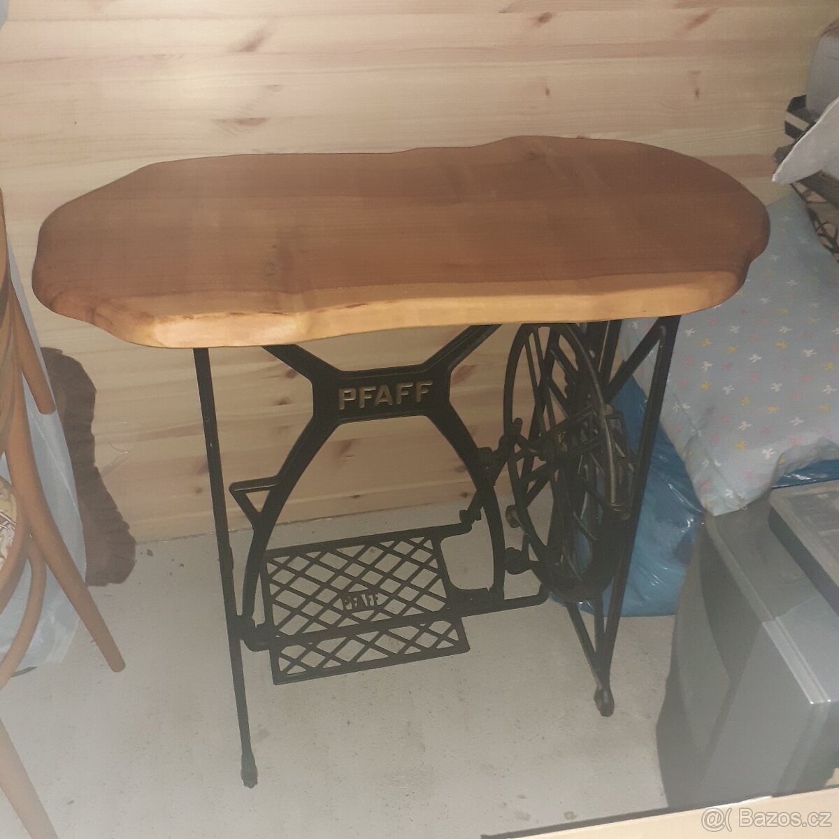 Litinový stolek ze šicího stroje