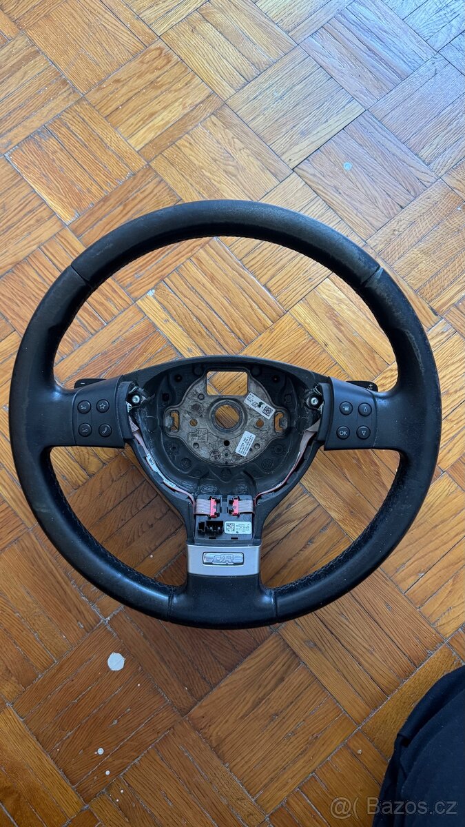 Multifunkcni volant srazenim pod volantem R-line vw