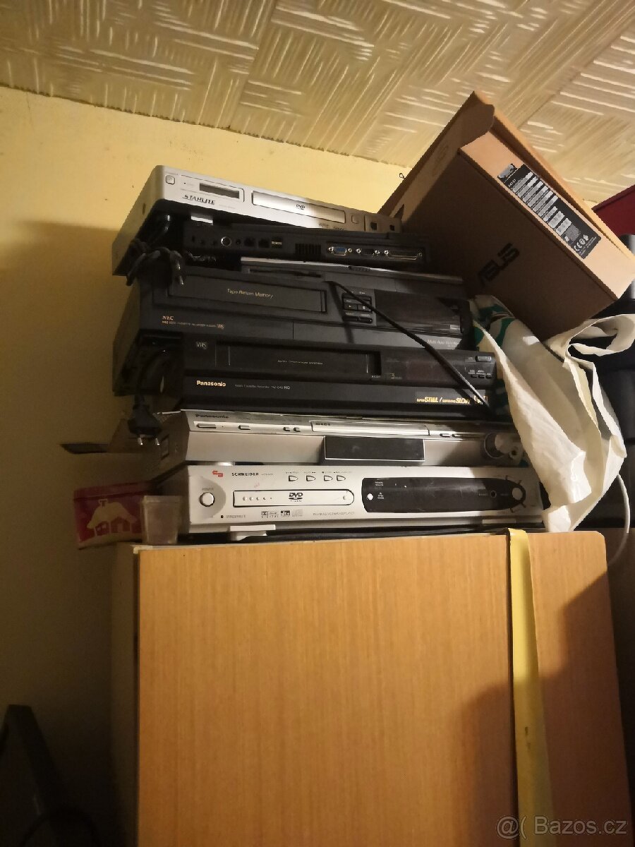 8 videoprehravac polovina funkci ostatní na spoucastky