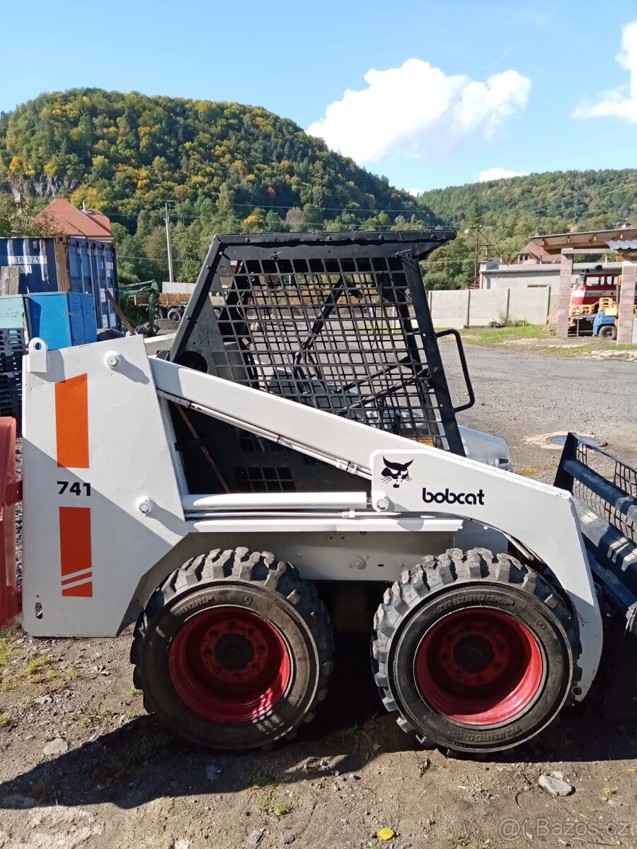 Smykový nakladač Bobcat 741