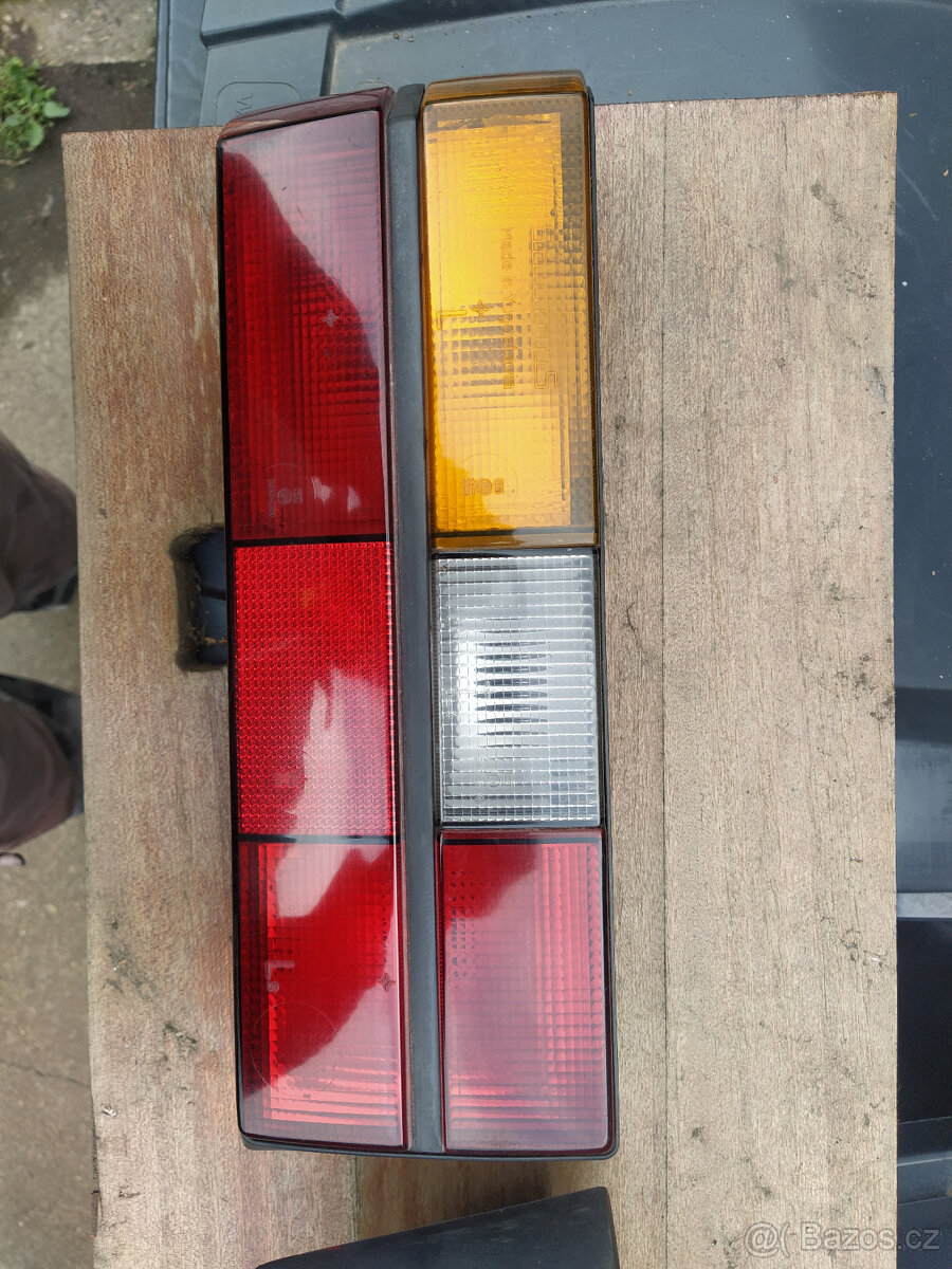 Zadní lampy na VW Golf 1. - velmi zachovalé,nepopraskané