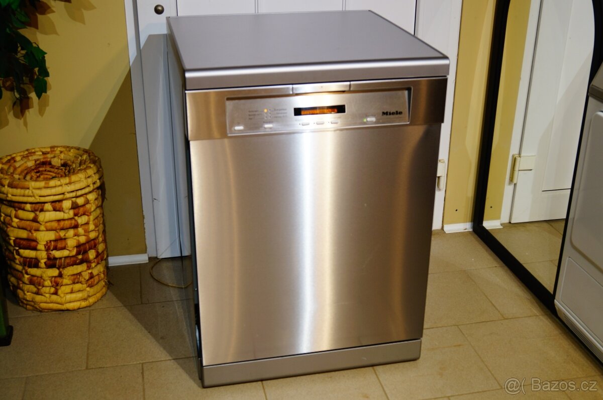 Miele celonerezová myčka G5630 SC, tři koše