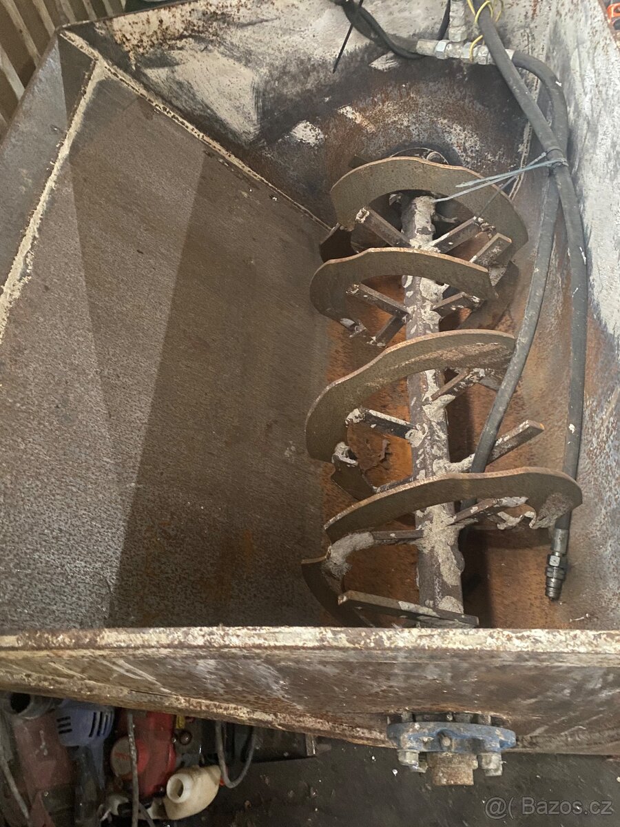 Míchací lopata na beton