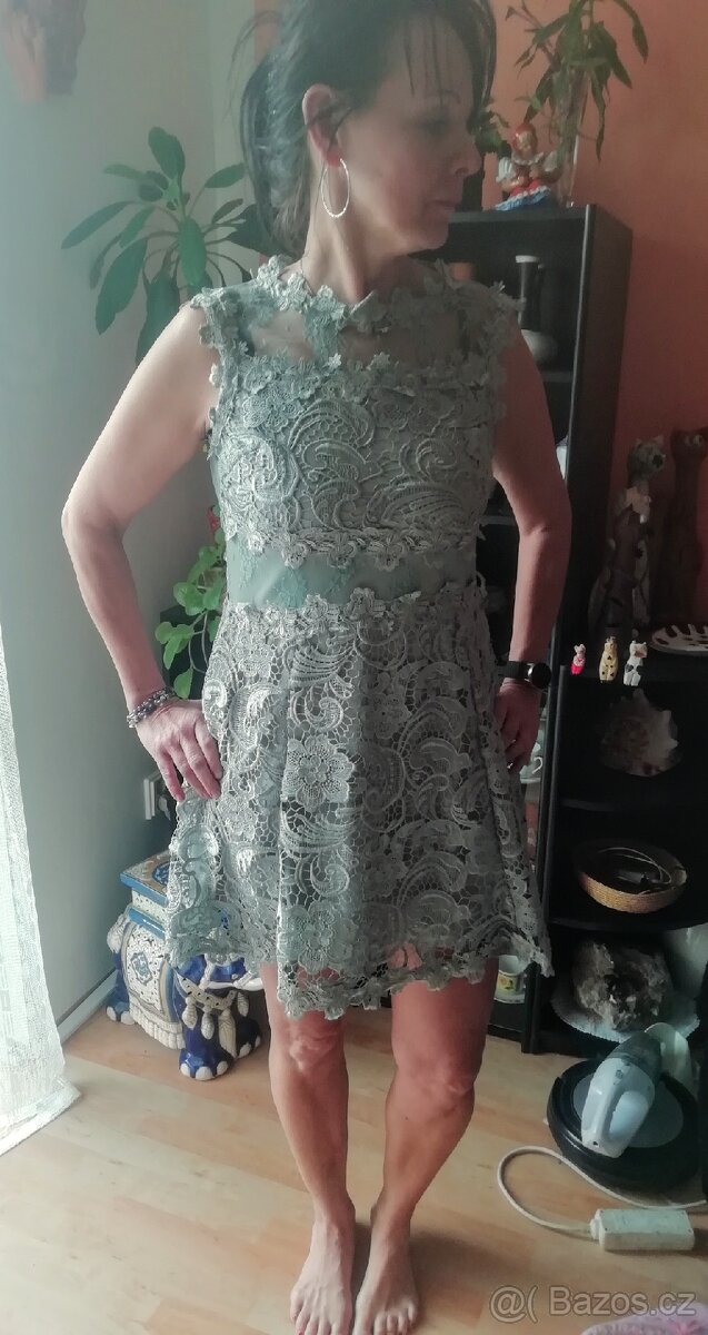Zn., mladistvě působící, společenské šaty Lilly Mcbee, v. L