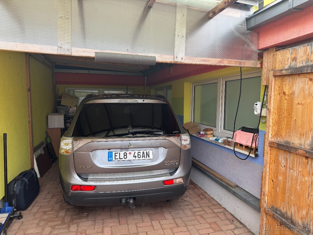 Outlander PHEV hybrid najeto pouze 162000 km