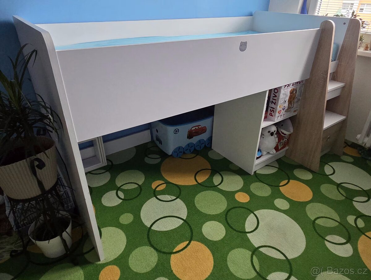 Vyvýšená velká dětská postel s psacím stolem