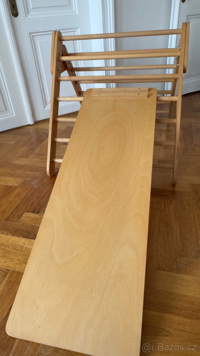 Pikleruv triangl (trojúhelník) se skluzavkou