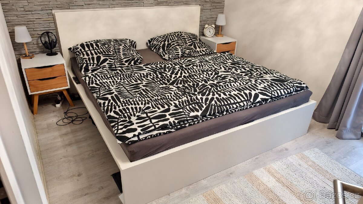 MANZELSKA POSTEL, STOLKY