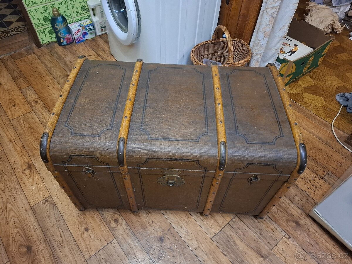 Starožitný lodní kufr