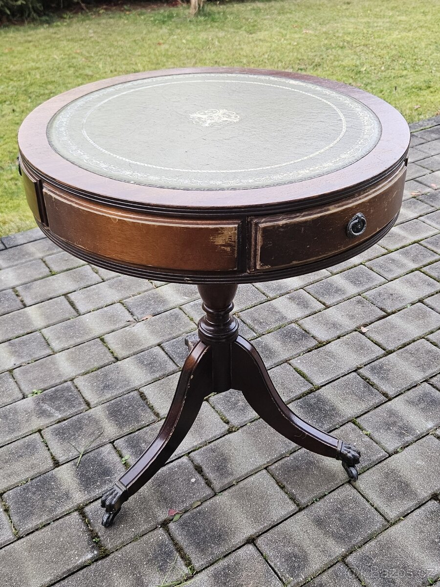 Kulatý starožitný stolek třeba pro telefon