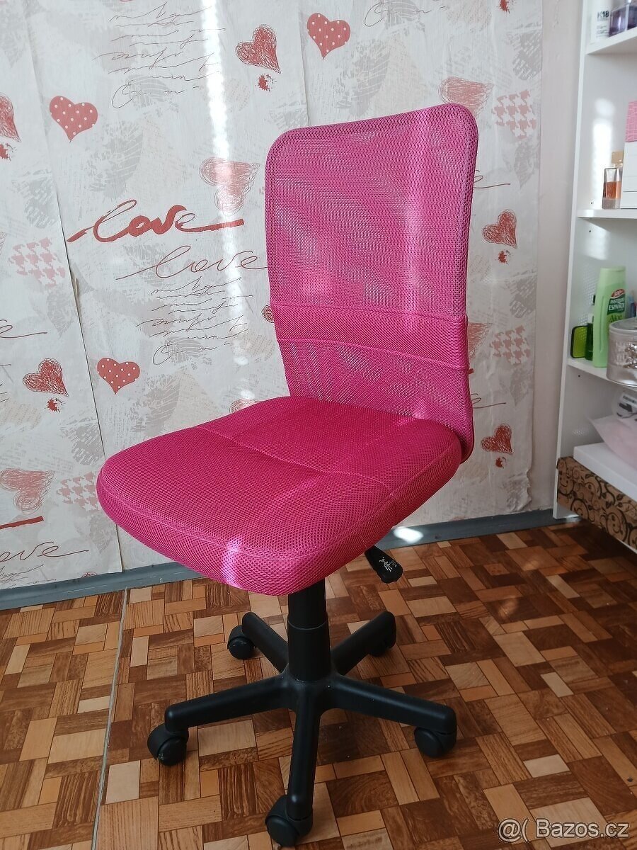 Růžová židle k pc