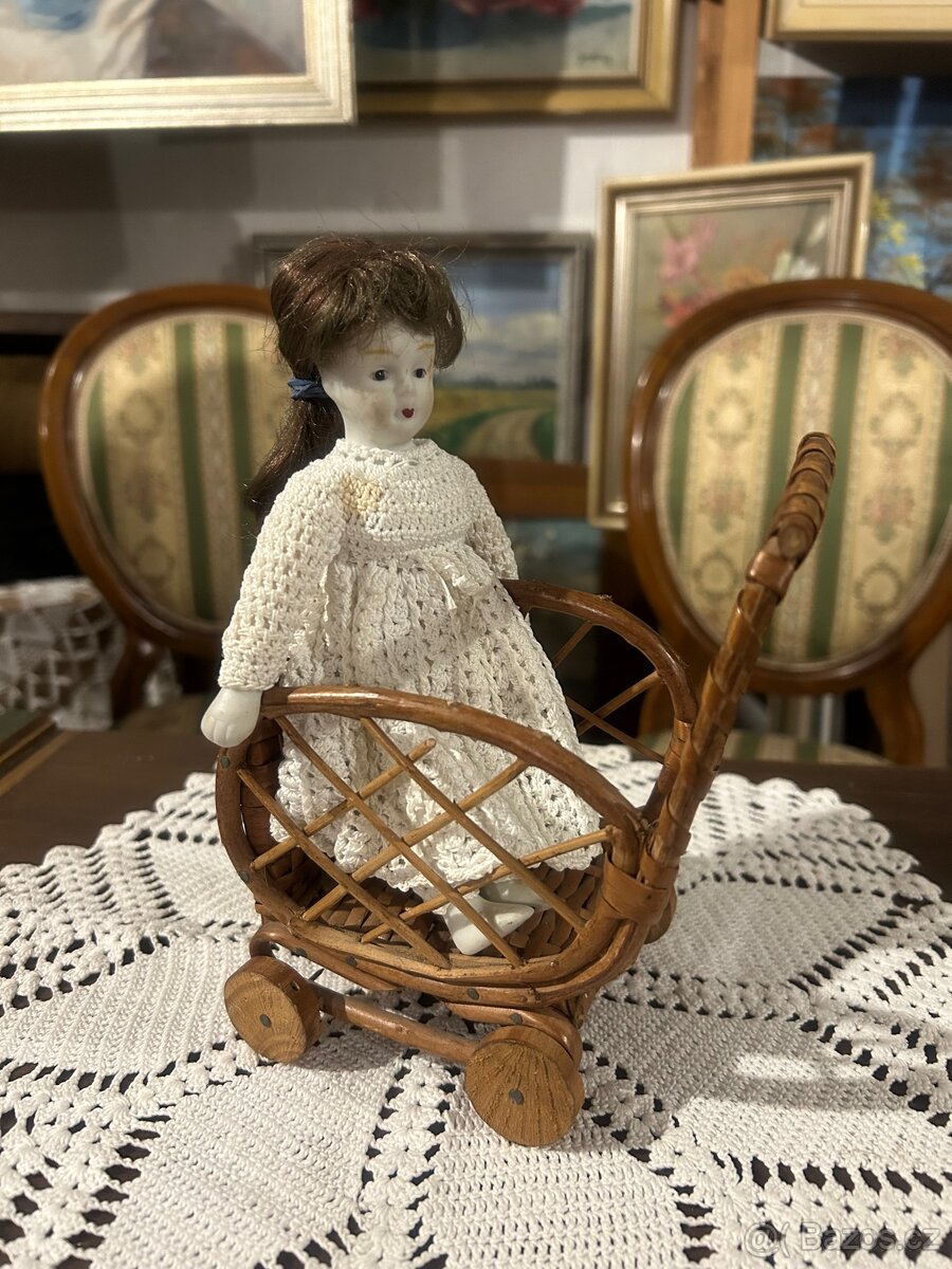 Malá Starožitná panenka s kočárkem