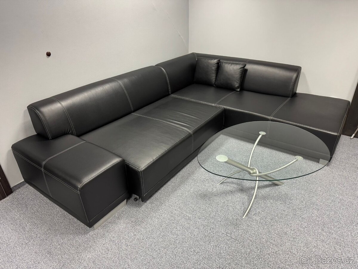 Rozkládací kožená pohovka