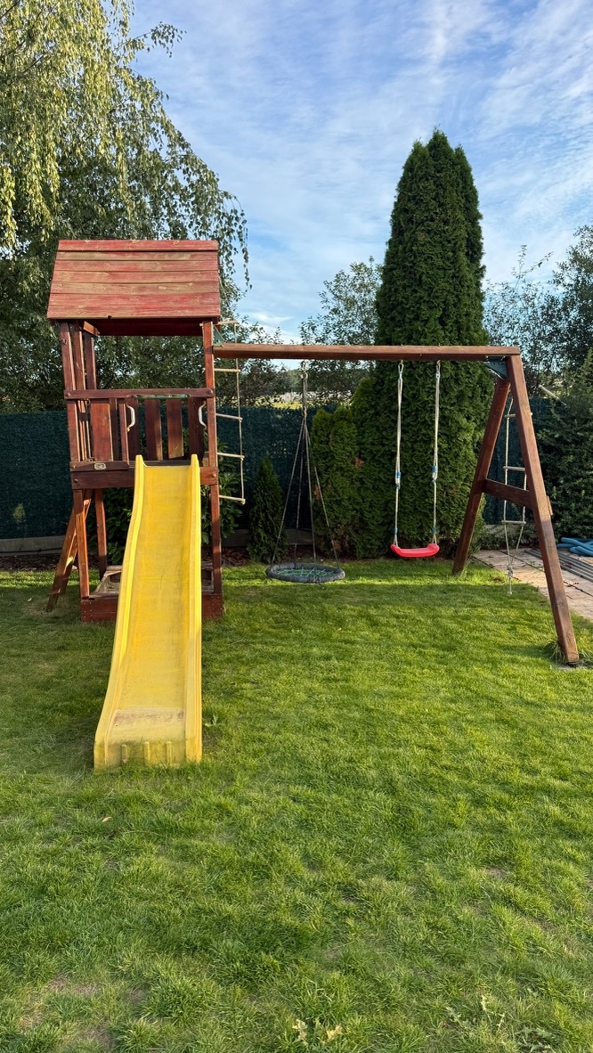 Dětský zahradní domek s houpačkou, skluzavkou a pískovištěm
