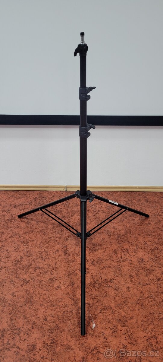 Studiový stativ pro blesky a světla