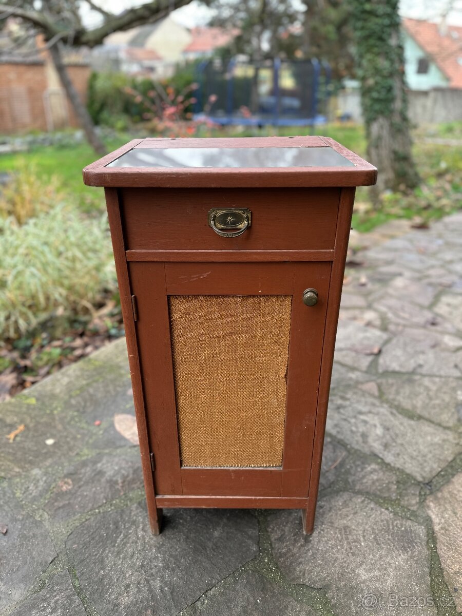 Starý noční stolek