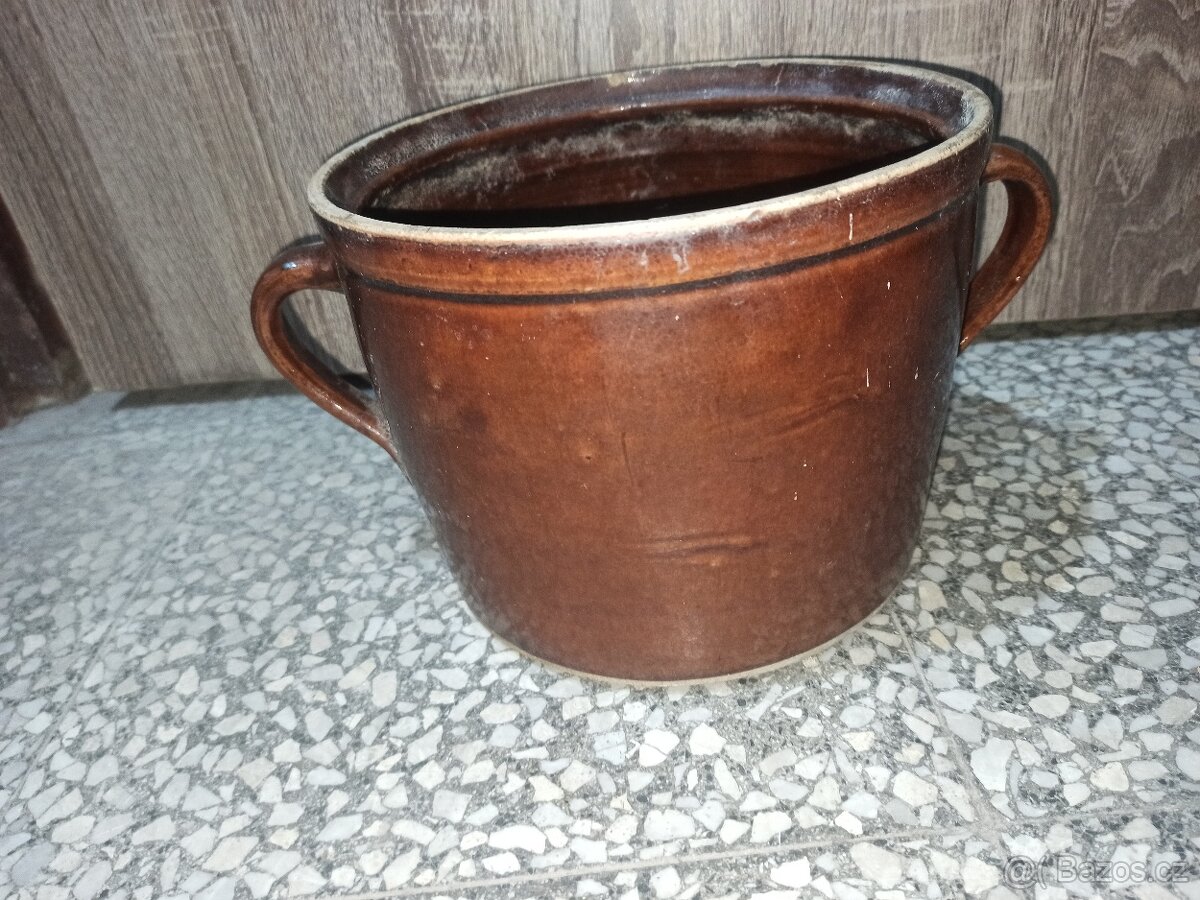 Prodám starý keramický hrnec - ušák