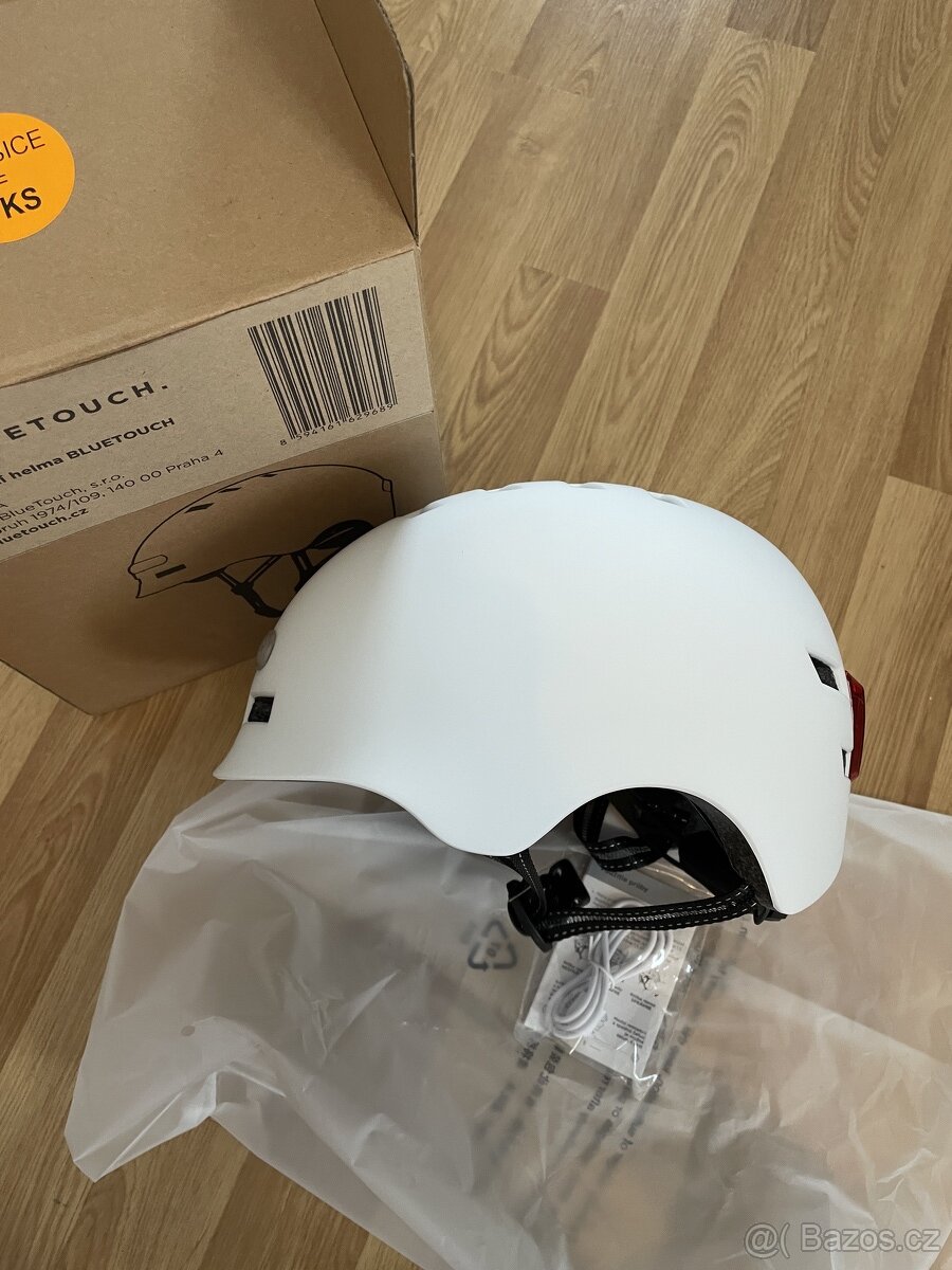 Nová helma LED bíla M BLUETOUCH