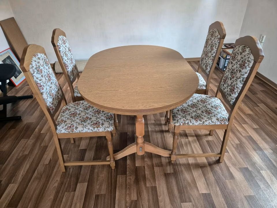 Stůl jídelní oválný, rozkládací a 4 židle - masiv