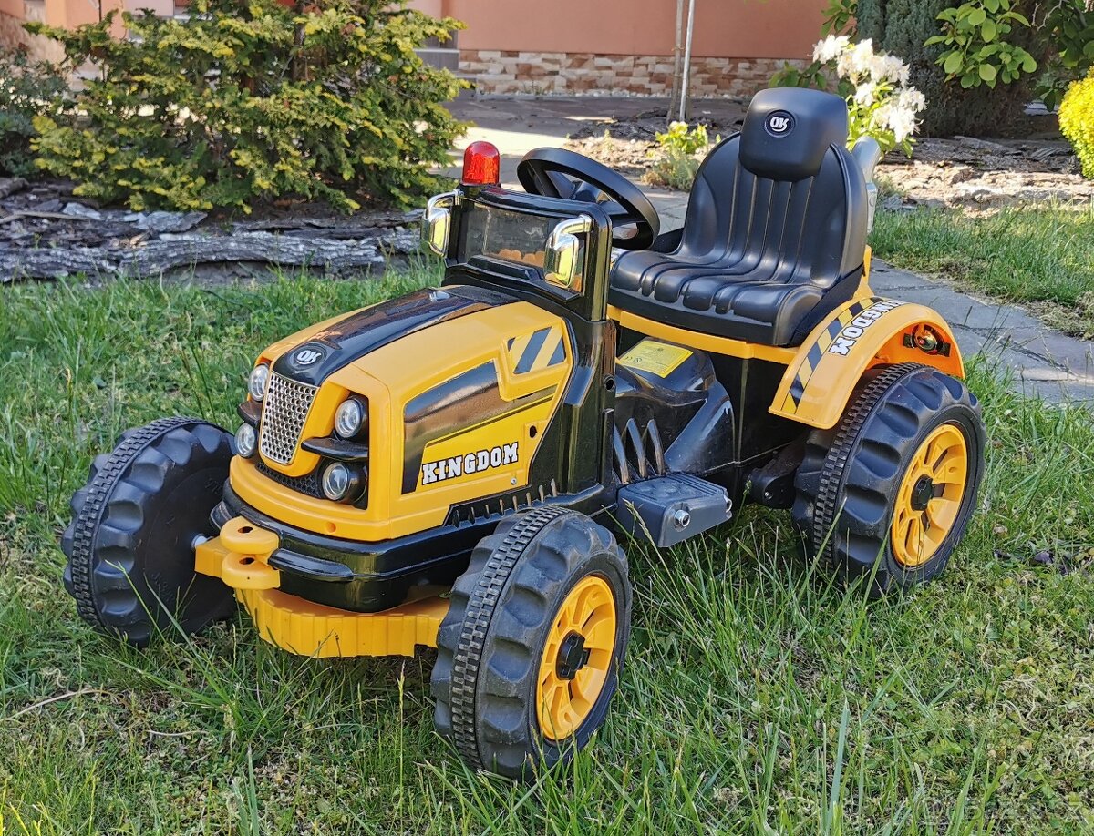 DĚTSKÝ TRAKTOR - Elektrický pohon, vhodné od 3 let.