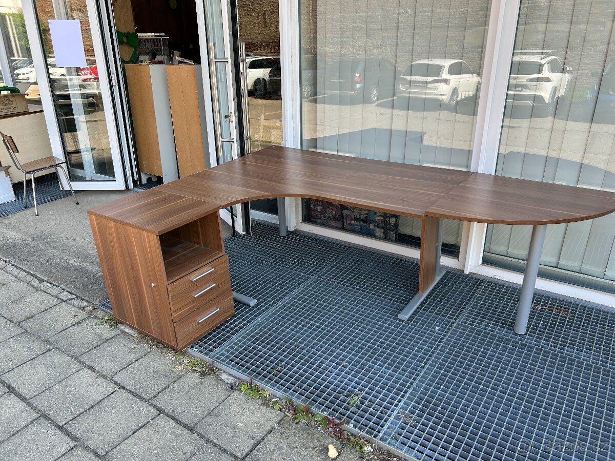 Velký kancelářský rohový stůl