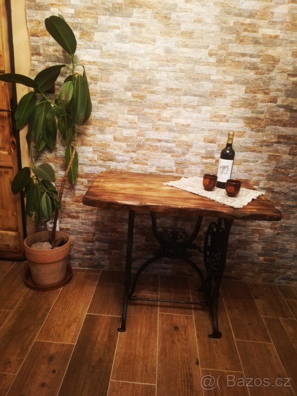 Starozitny stolek - SINGER - Po renovaci.
