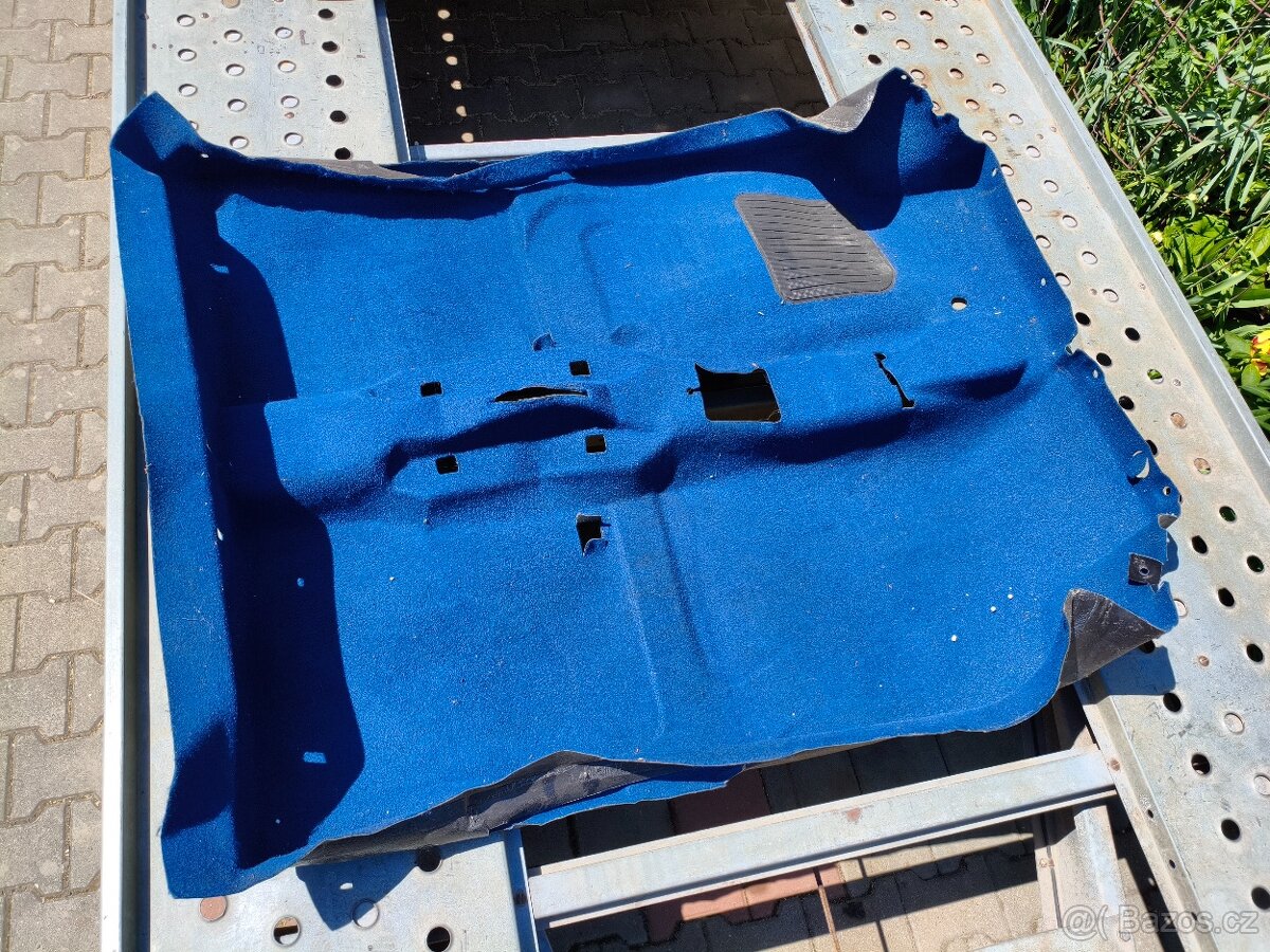 Peugeot 106 modrý koberec