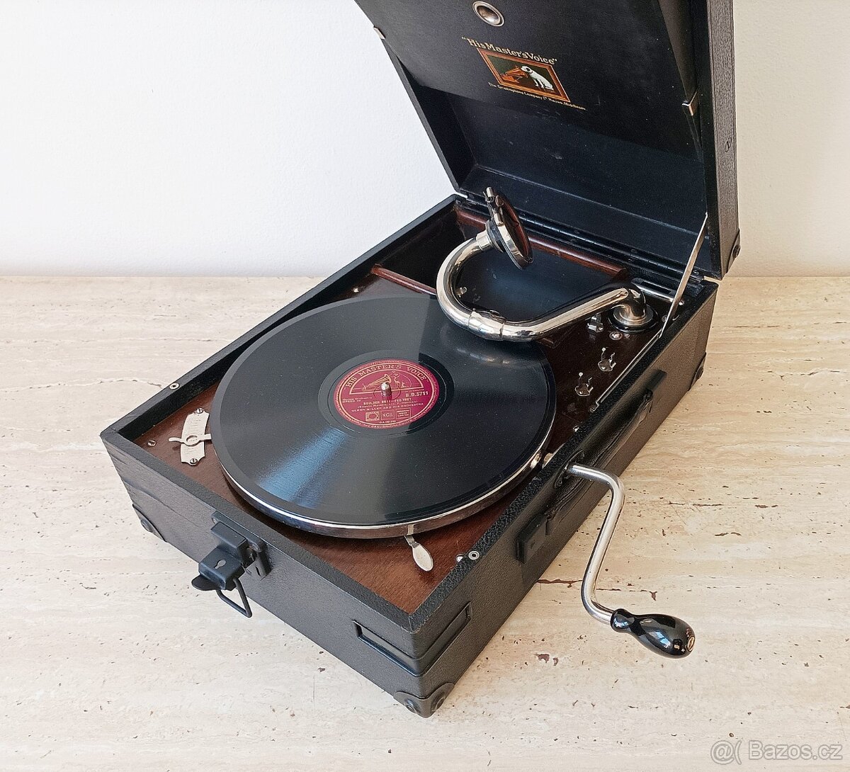 His Master’s Voice - starožitný gramofon na kliku ze 20. let