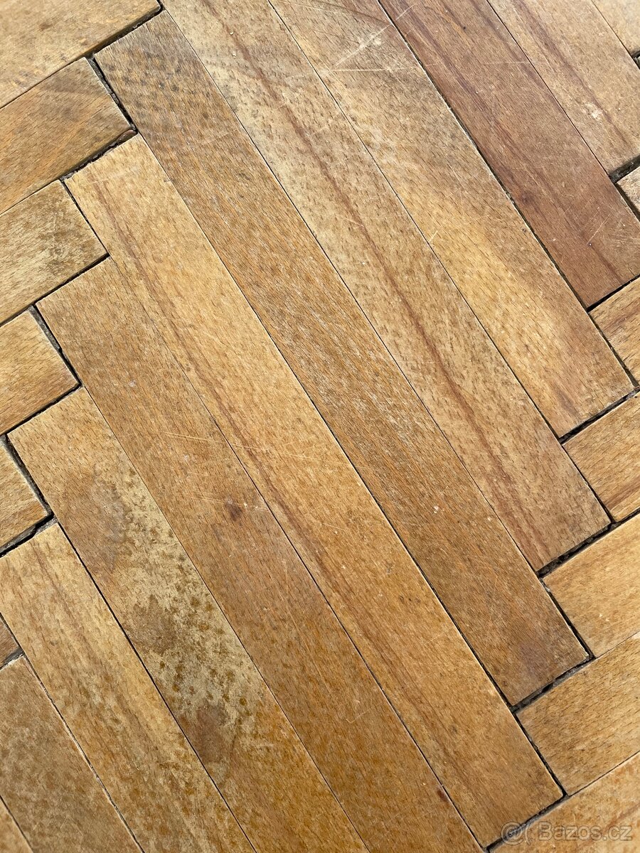 Masivní dubové parkety před renovací za odvoz
