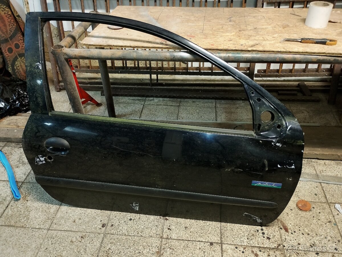 Dveře Peugeot 206 3.dv. černá barva.
