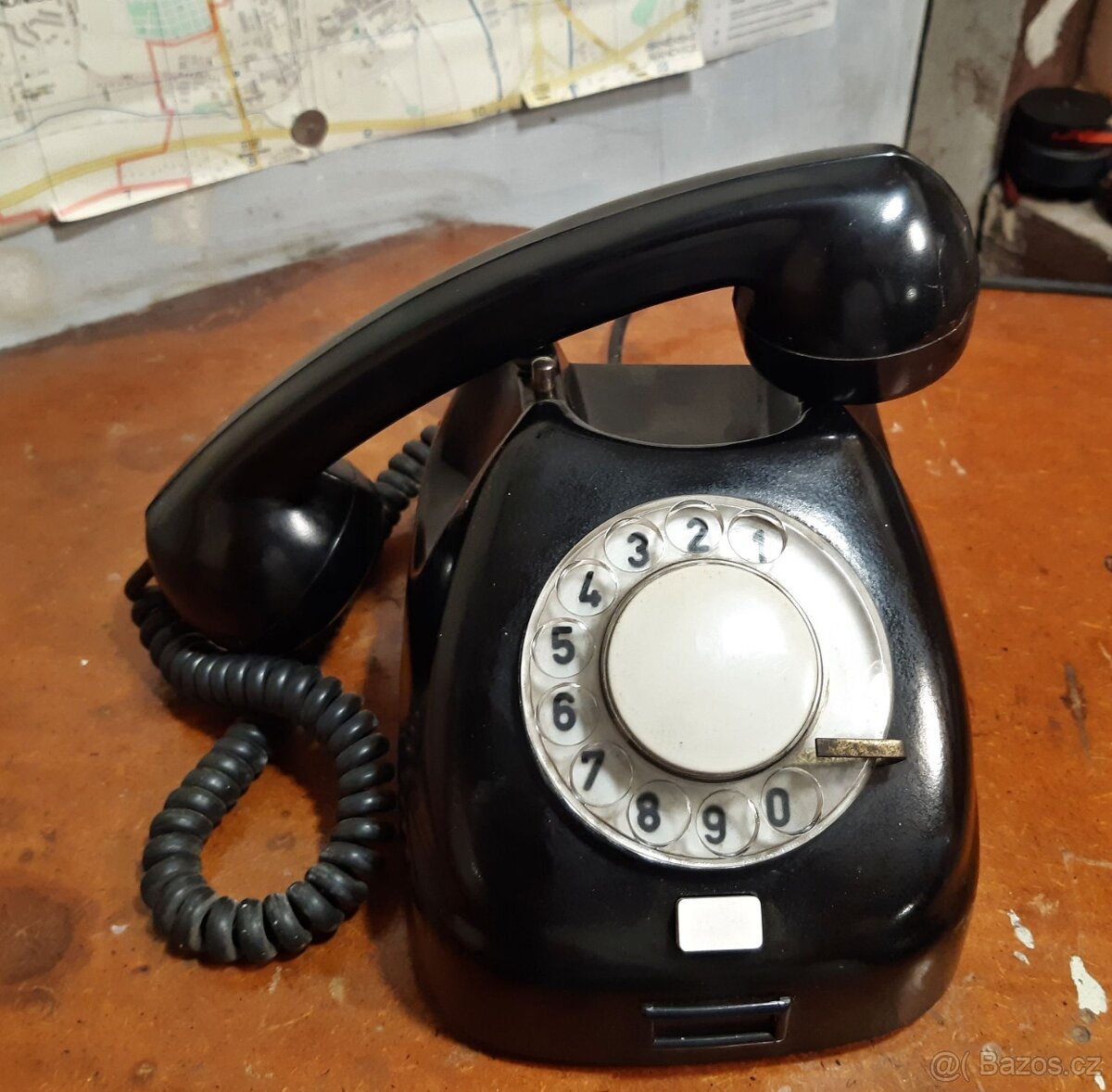 Bakelitový telefon TESLA z roku 1978