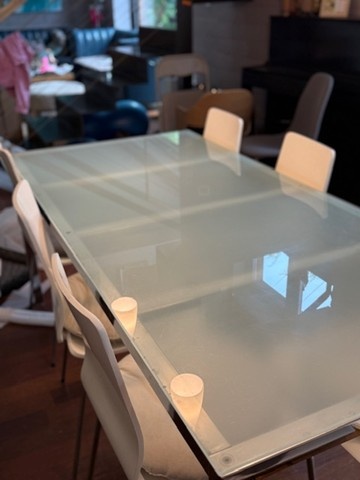 Skleněný stůl s židlemi z IKEA