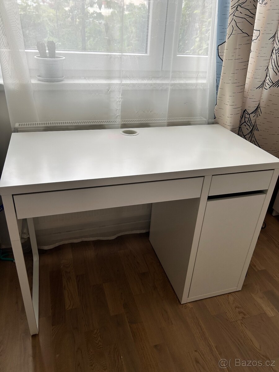 psací stůl IKEA