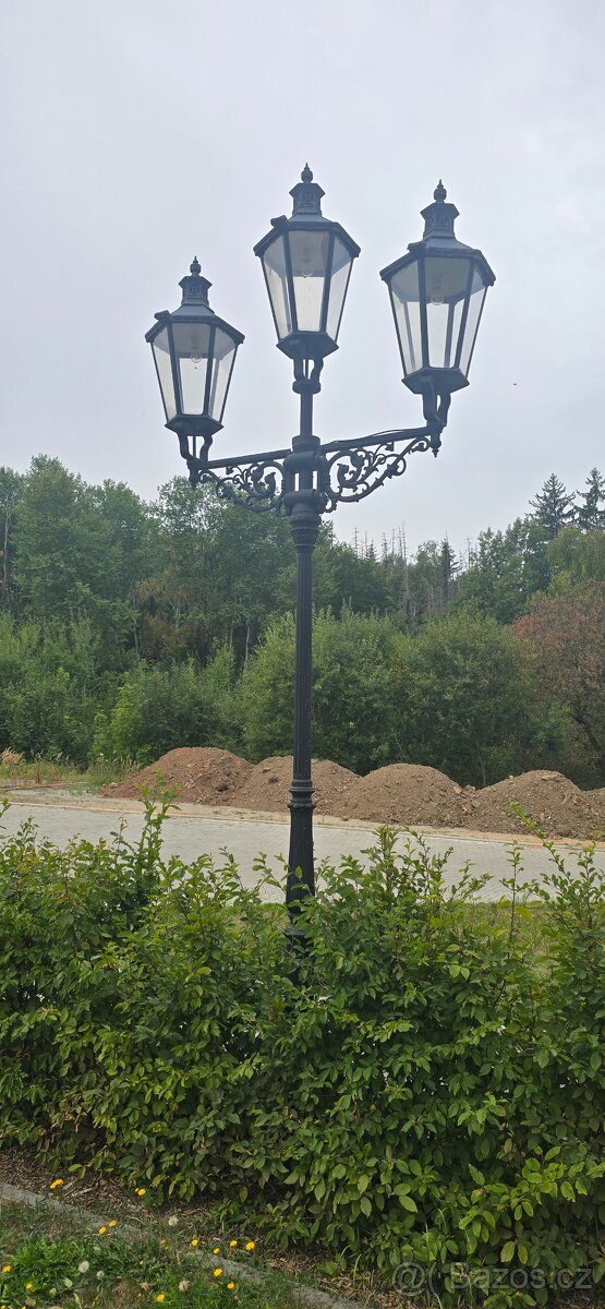Litinové pouliční lampy