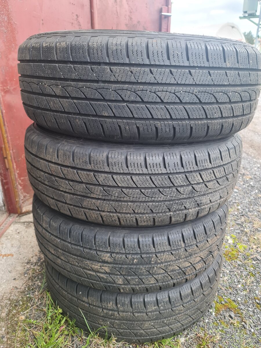 Zimní pneumatiky 235/65/17
