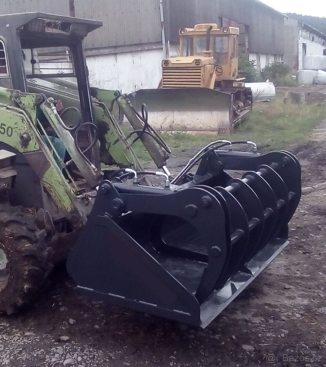 Lopata s přidržovačem pro smykový nakladač