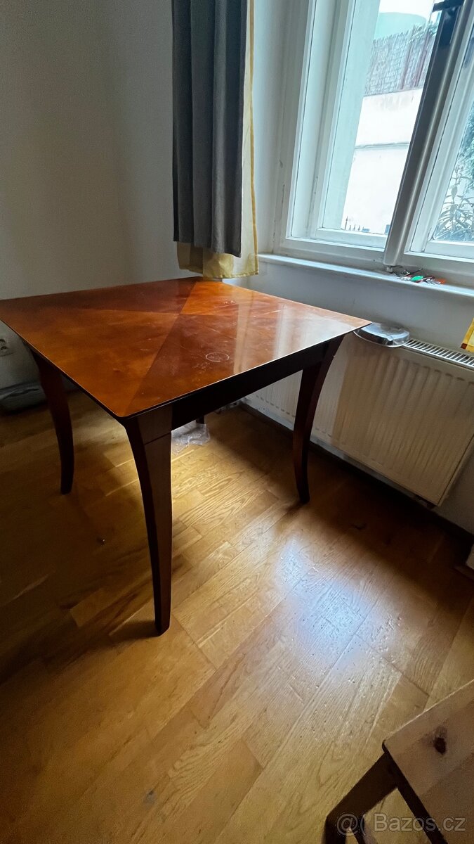 Jídelní stůl