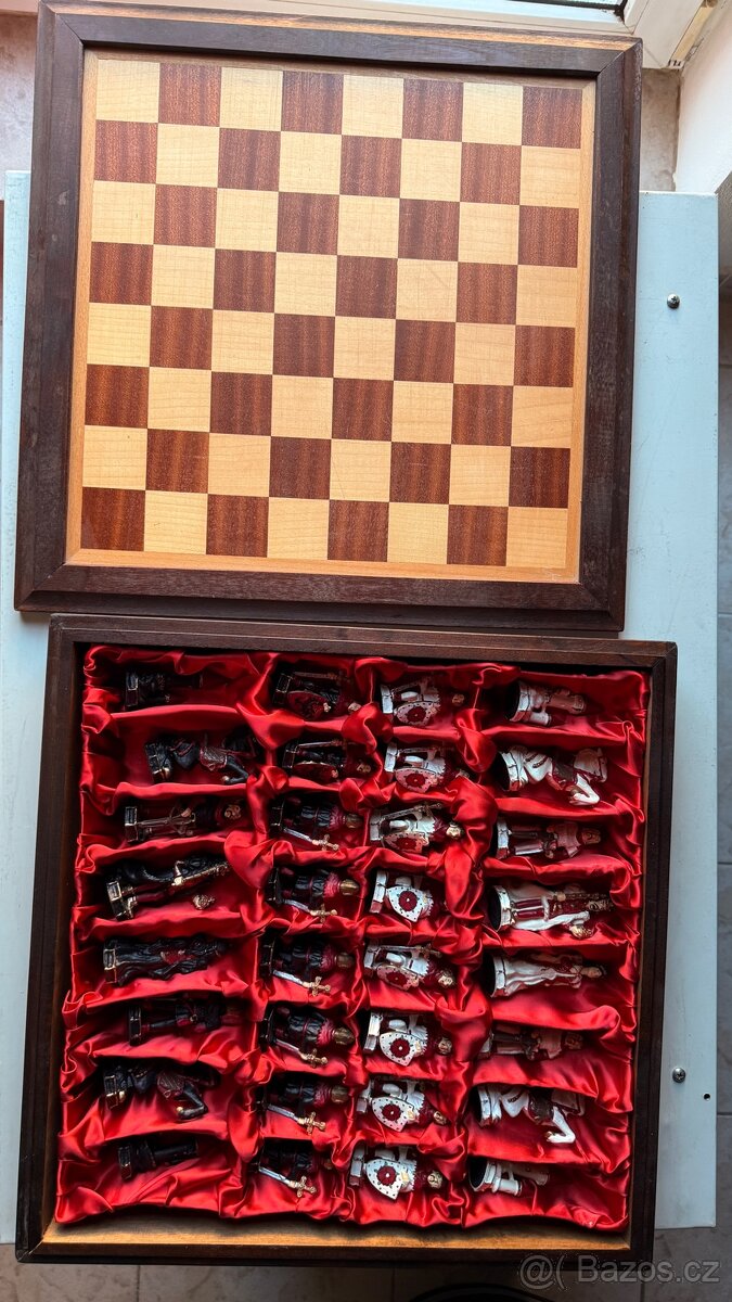 Luxusní dřevěná šachová souprava – ručně malované figurky