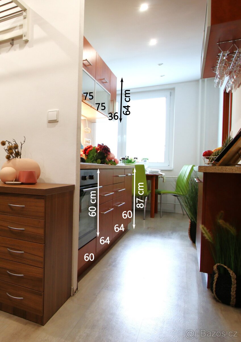 Kuchyň délky 255 cm s kováním Blum, včetně spotřebičů