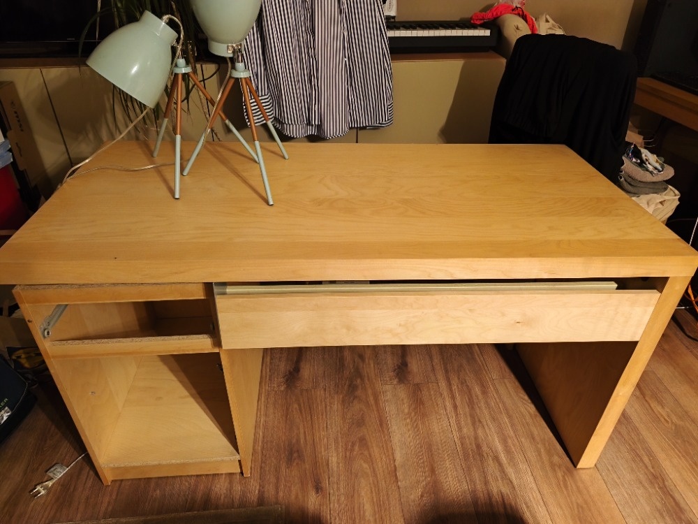 Psací stůl Malm IKea