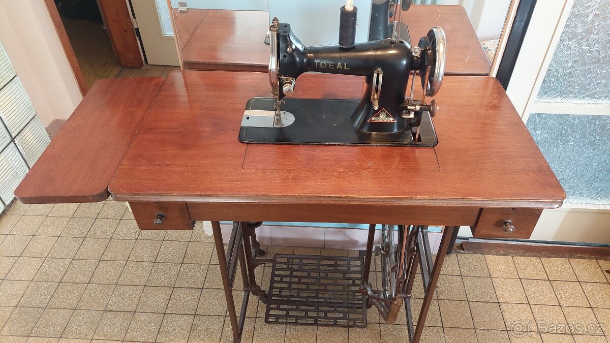 Šlapací šicí stroj Ideal