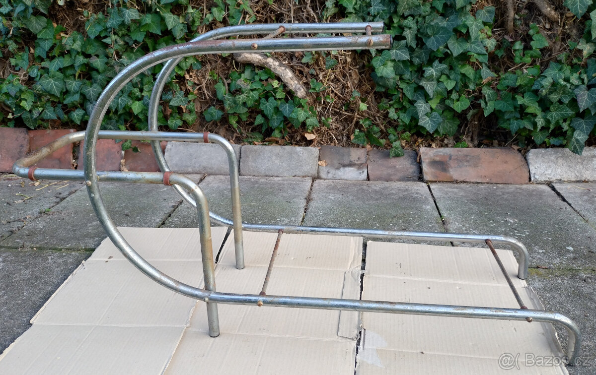 stojan, stolek na květiny z ohýbaných trubek k renovaci