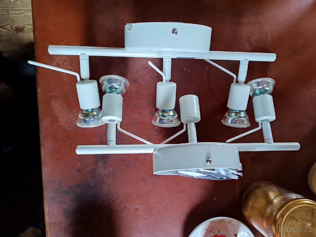 Stropní svítidlo nikdy nepoužité.