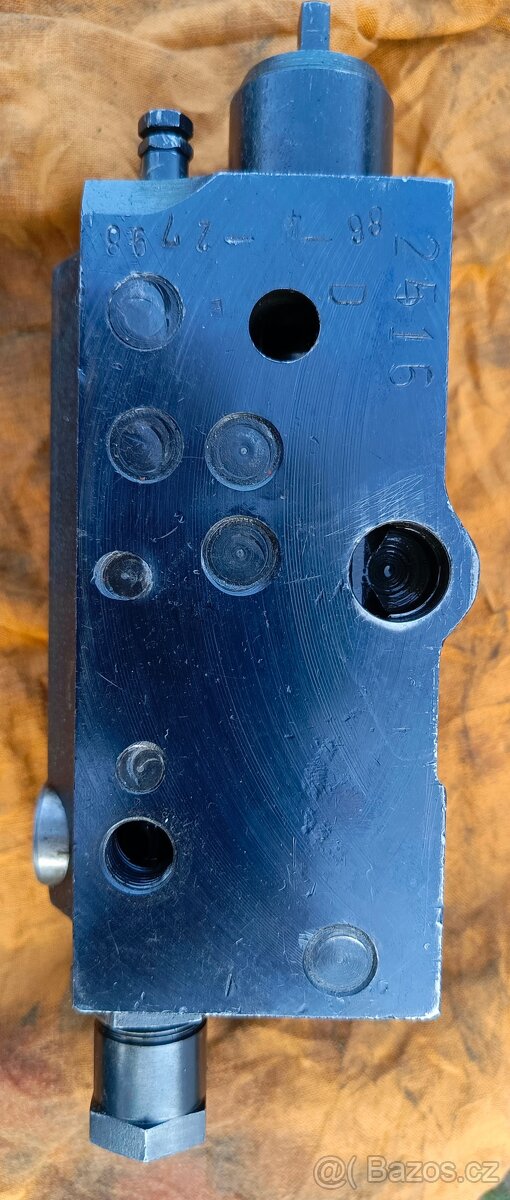 Prodám vyměním rozvaděč hydrauliky,kostku,ramena Zetor 7211