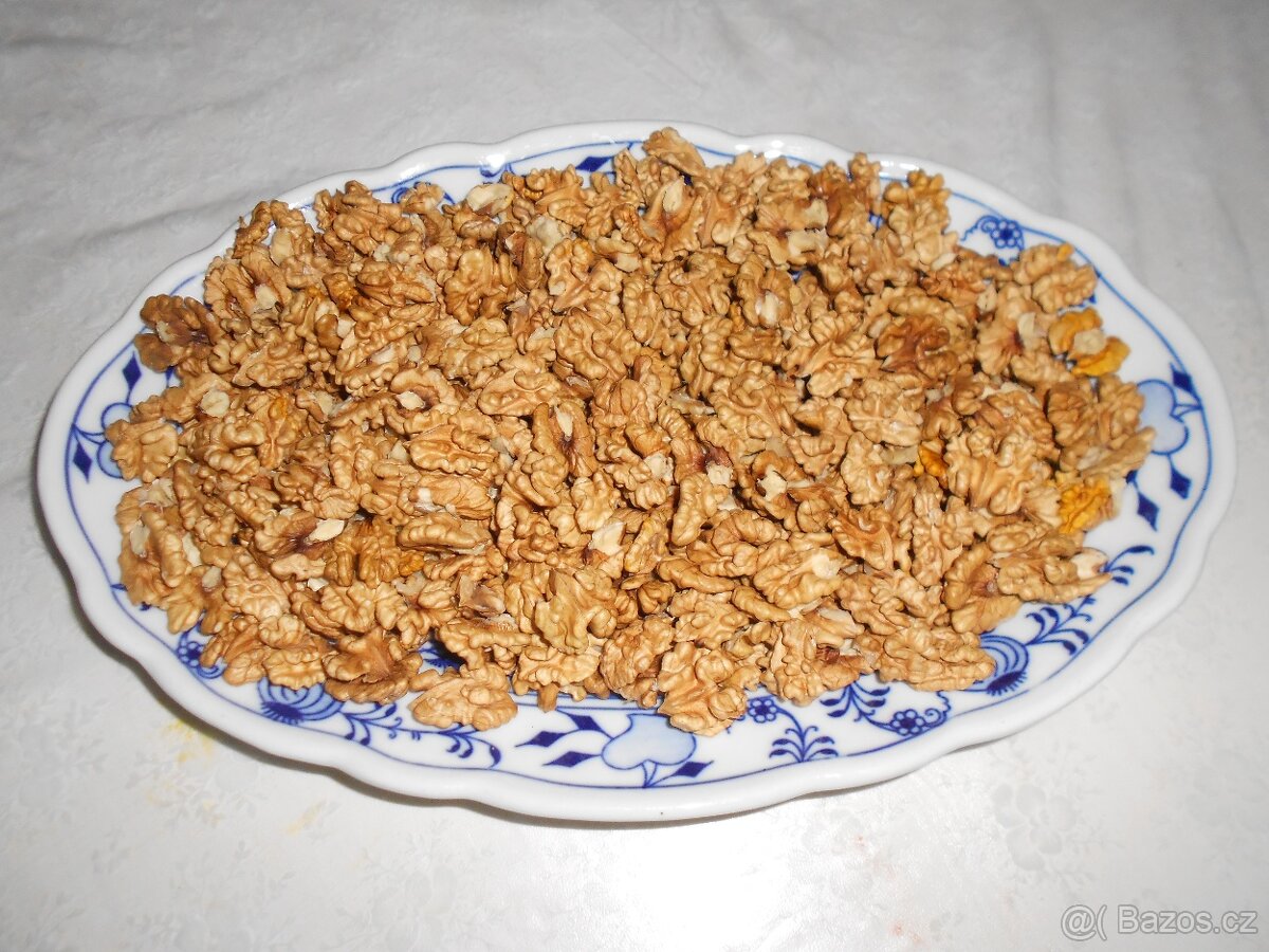 Vlašské ořechy loupané.
