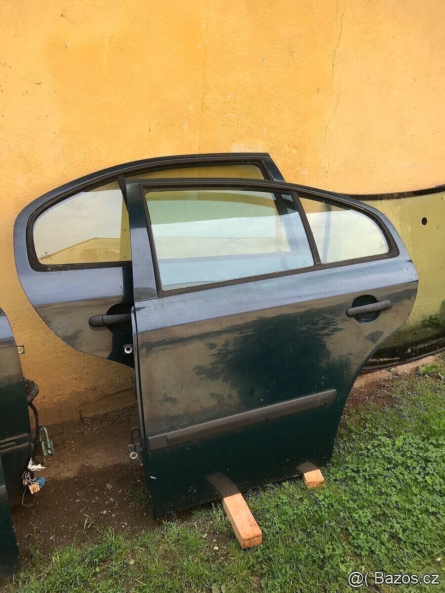 Octavia 1 zadní dveře