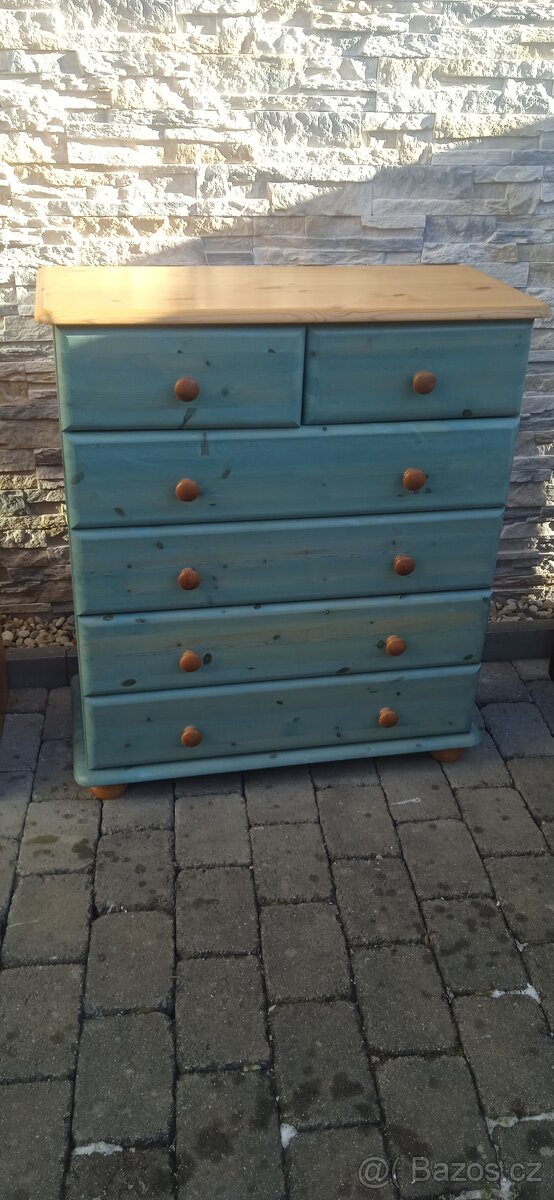Dřevěná komoda se zásuvkami