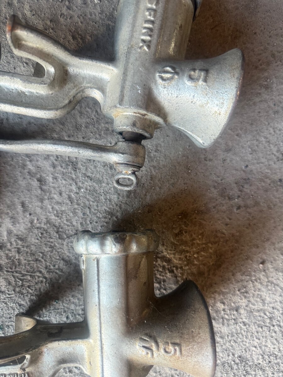 Prodám dva mlýnky na maso