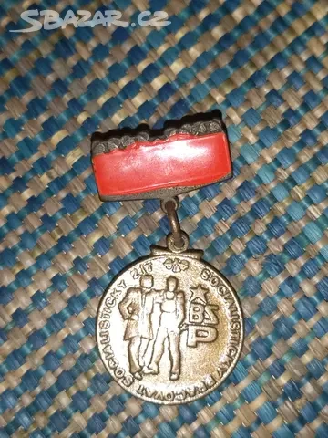 KOMUNISTICKÁ VYZNAMENÁNÍ