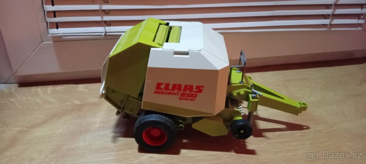 Bruder Claas Rollant 250 balíkovač